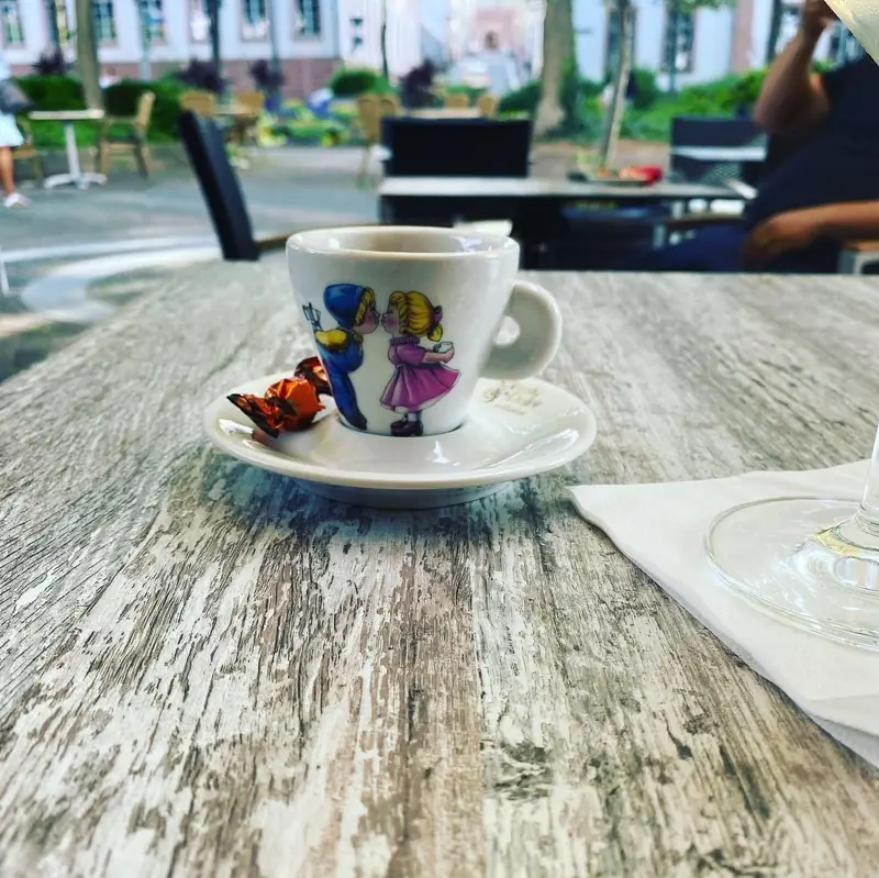 Espresso auf der Terrasse am Schillerplatz