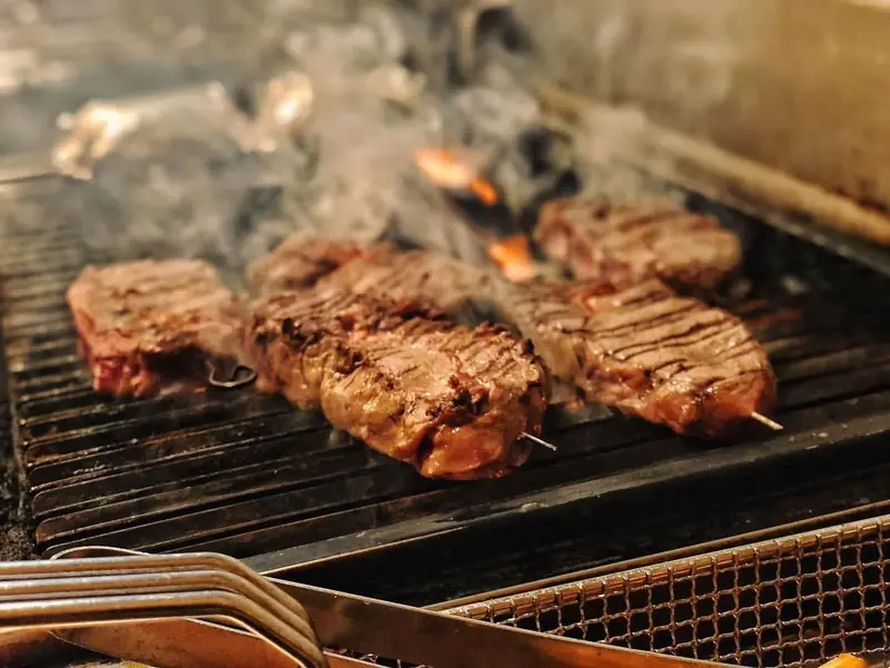 Rindersteaks über offener Flamme