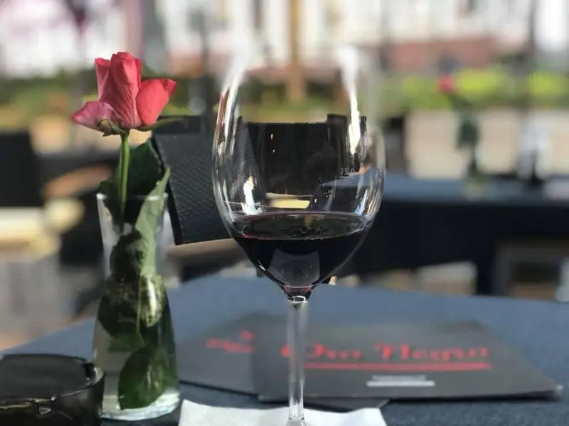 Glas Rotwein auf der Terrasse
