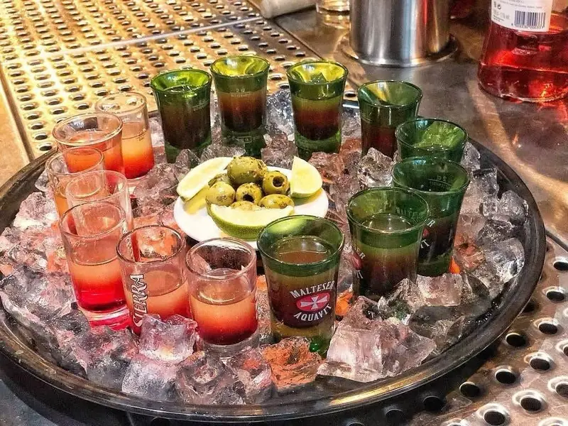 Shots und Oliven an der Bar