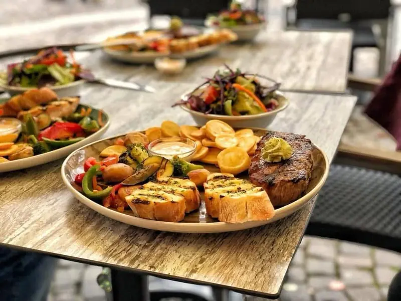 Steak mit Kräuterbutter, Grillgemüse und geröstetem Brot