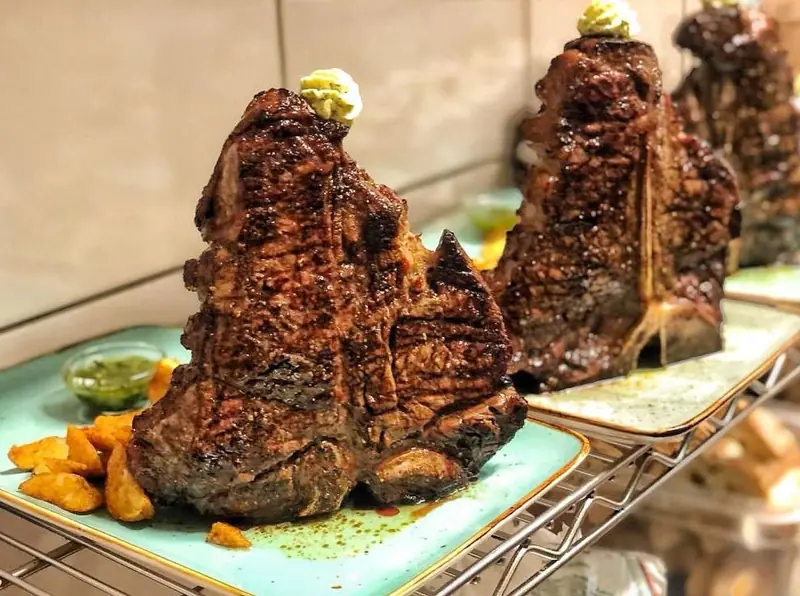 T-Bone-Steaks mit Kräuterbutter am Pass